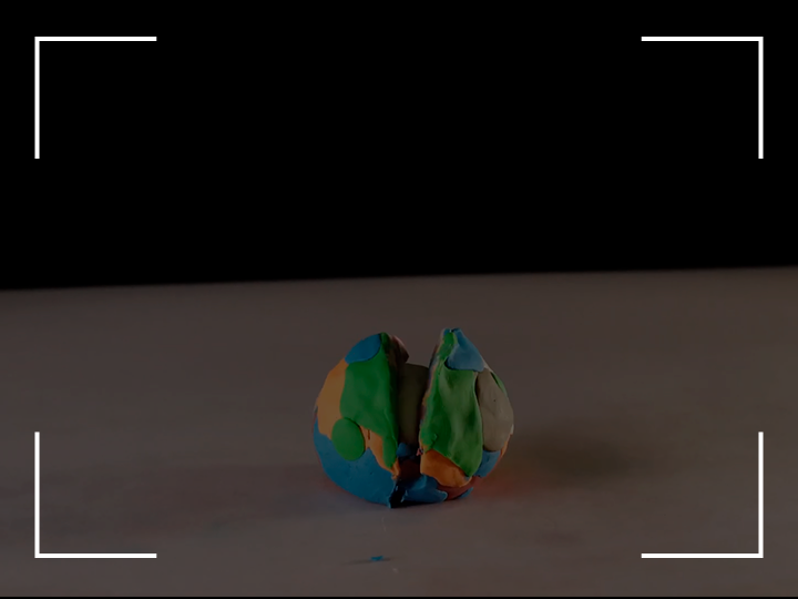 LA FORMA DE LA DESINFORMACIÓN: 
Stopmotion con plastilina, que cuenta de manera simple como funciona la desinformación y sus consecuencias